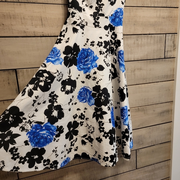 Beautiful fitted with flare skirt dress - Picture 3 of 7